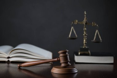 Bulanık arka planda büyük hakimin ahşap tokonu