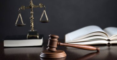 Bulanık arka planda büyük hakimin ahşap tokonu