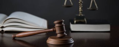 Bulanık arka planda büyük hakimin ahşap tokonu