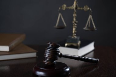Bulanık arka planda büyük hakimin ahşap tokonu