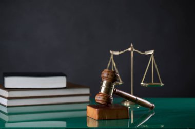 Bulanık arka planda büyük hakimin ahşap tokonu