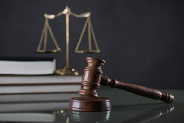 Bulanık arka planda büyük hakimin ahşap tokonu