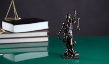 Bulanık arka plan üzerinde kör tanrıça Themis heykeli