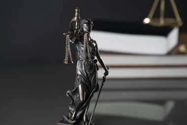 Bulanık arka plan üzerinde kör tanrıça Themis heykeli