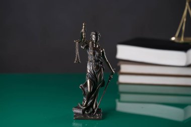 Bulanık arka plan üzerinde kör tanrıça Themis heykeli