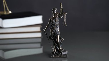 Bulanık arka plan üzerinde kör tanrıça Themis heykeli