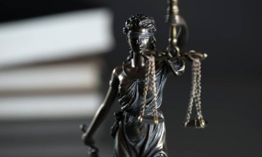 Bulanık arka plan üzerinde kör tanrıça Themis heykeli