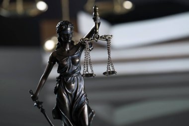 Bulanık arka plan üzerinde kör tanrıça Themis heykeli