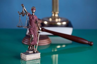 Bulanık arka plan üzerinde kör tanrıça Themis heykeli