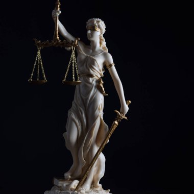 Bulanık arka plan üzerinde kör tanrıça Themis heykeli