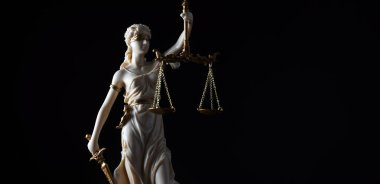 Bulanık arka plan üzerinde kör tanrıça Themis heykeli