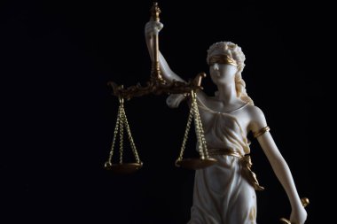 Bulanık arka plan üzerinde kör tanrıça Themis heykeli