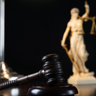 Bulanık arka planda büyük hakimin ahşap tokonu