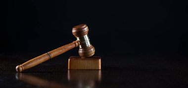Bulanık arka planda büyük hakimin ahşap tokonu