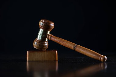 Bulanık arka planda büyük hakimin ahşap tokonu