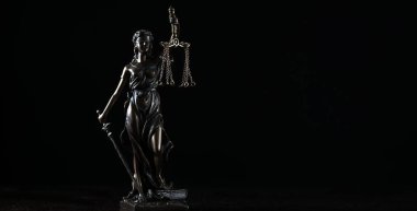 Bulanık arka plan üzerinde kör tanrıça Themis heykeli