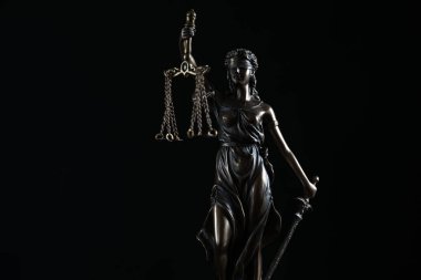 Bulanık arka plan üzerinde kör tanrıça Themis heykeli