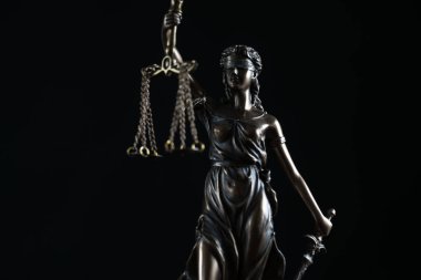 Bulanık arka plan üzerinde kör tanrıça Themis heykeli