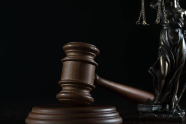 Bulanık arka planda büyük hakimin ahşap tokonu