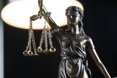 Bulanık arka plan üzerinde kör tanrıça Themis heykeli