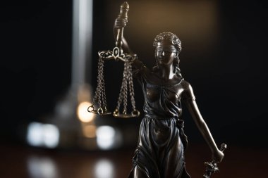 Bulanık arka plan üzerinde kör tanrıça Themis heykeli