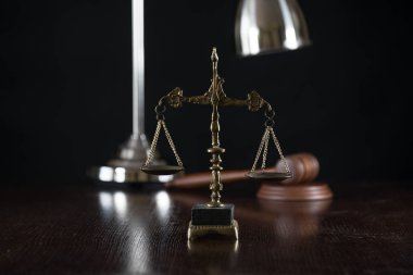 Bulanık arka planda izole edilmiş Themis ölçekleri