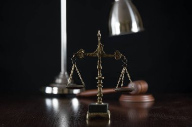 Bulanık arka planda izole edilmiş Themis ölçekleri