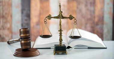 Bulanık arka planda izole edilmiş Themis ölçekleri