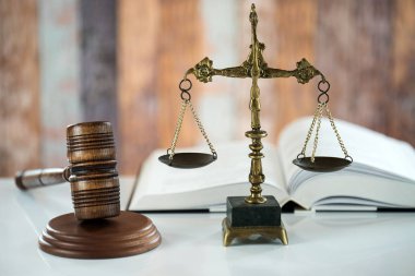 Bulanık arka planda izole edilmiş Themis ölçekleri