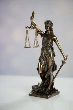 Bulanık arka plan üzerinde kör tanrıça Themis heykeli