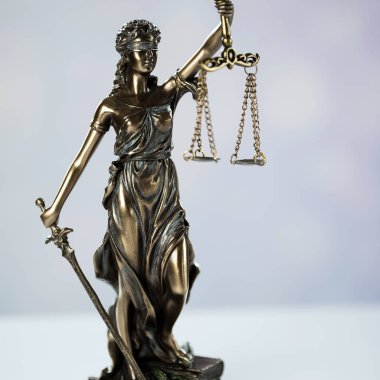 Bulanık arka plan üzerinde kör tanrıça Themis heykeli
