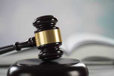 Bulanık arka planda büyük hakimin ahşap tokonu