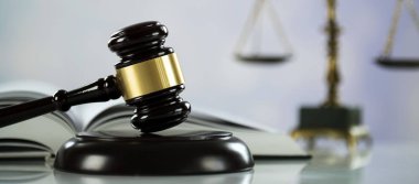 Bulanık arka planda büyük hakimin ahşap tokonu