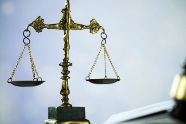 Bulanık arka planda izole edilmiş Themis ölçekleri