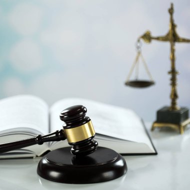 Bulanık arka planda büyük hakimin ahşap tokonu