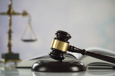 Bulanık arka planda büyük hakimin ahşap tokonu