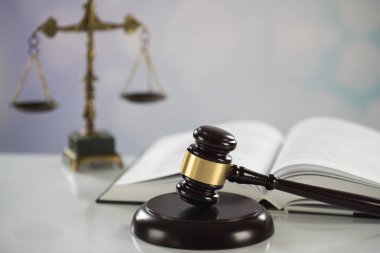 Bulanık arka planda büyük hakimin ahşap tokonu