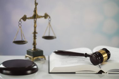 Bulanık arka planda büyük hakimin ahşap tokonu
