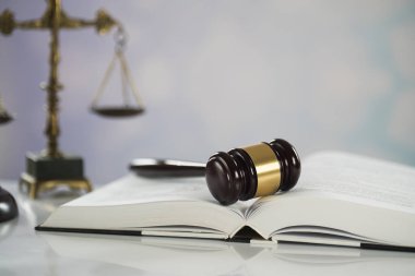 Bulanık arka planda büyük hakimin ahşap tokonu