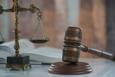 Bulanık arka planda büyük hakimin ahşap tokonu