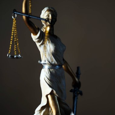 Bulanık arka plan üzerinde kör tanrıça Themis heykeli