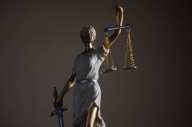 Bulanık arka plan üzerinde kör tanrıça Themis heykeli