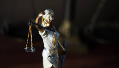 Bulanık arka plan üzerinde kör tanrıça Themis heykeli