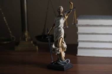Bulanık arka plan üzerinde kör tanrıça Themis heykeli