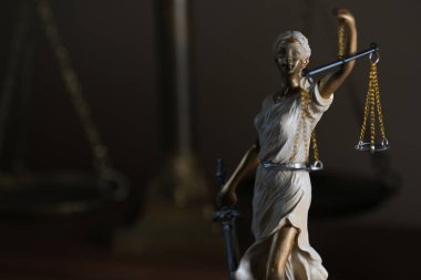 Bulanık arka plan üzerinde kör tanrıça Themis heykeli