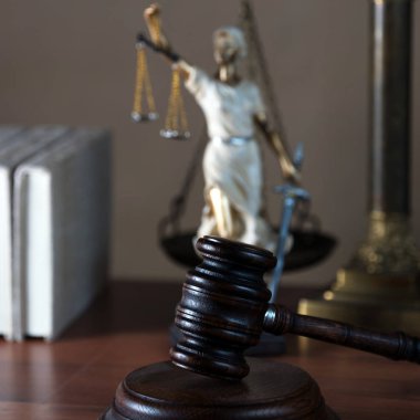 Bulanık arka plan üzerinde kör tanrıça Themis heykeli