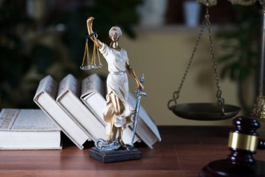 Bulanık arka plan üzerinde kör tanrıça Themis heykeli
