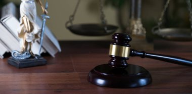 Bulanık arka planda büyük hakimin ahşap tokonu