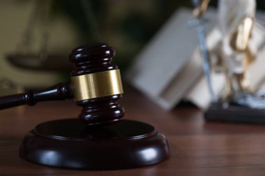 Bulanık arka planda büyük hakimin ahşap tokonu