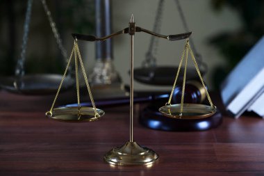 Bulanık arka planda izole edilmiş Themis ölçekleri